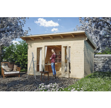Garten Szene mit einem Holz Gartenhaus, einer Staffelei und einer Frau.