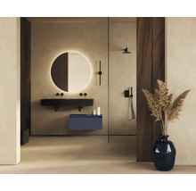 Badezimmer mit Waschtisch, Spiegel, Dusche und Dekoration