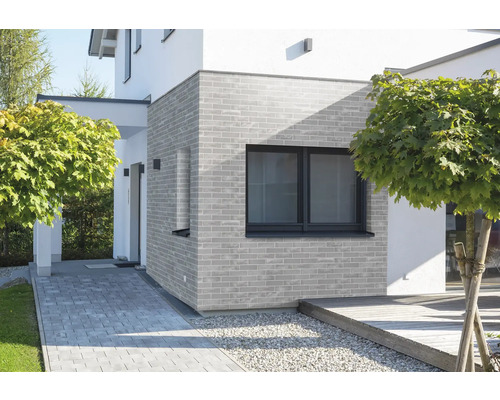 Hausfassade mit Mauerwerk und Fenster