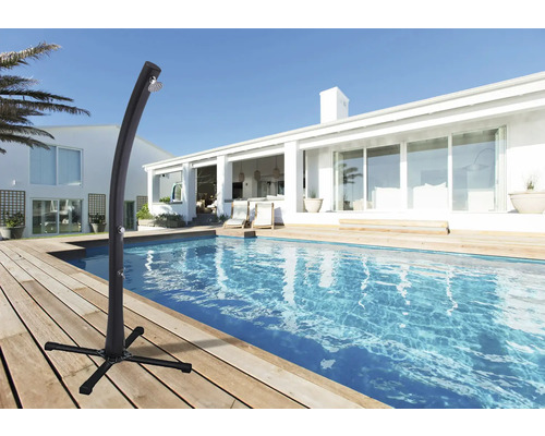 Gartendusche neben einem Swimmingpool auf einer Holzterrasse