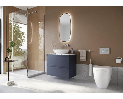 Modernes Badezimmer mit Dusche, Waschtisch, Spiegel und Toilette.