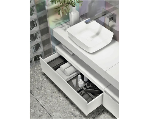 Modernes Badezimmer mit weißem Waschtischunterschrank, offenem Schubfach und Aufsatzwaschbecken