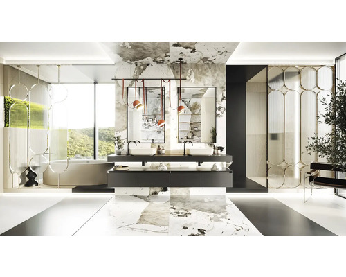 Helles Badezimmer mit Doppelwaschbecken, Spiegeln und Badewanne vor einem Fenster