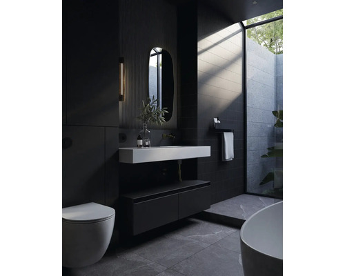 Modernes Badezimmer mit Toilette, Waschtisch, Spiegel und Badewanne