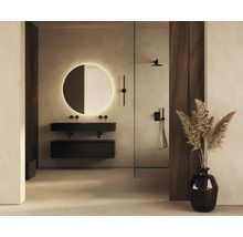 Modernes Badezimmer mit Waschtisch, Spiegel mit Beleuchtung und Dusche.