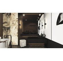 Modernes Badezimmer mit Badewanne, Waschtisch mit zwei Waschbecken und Marmorwand