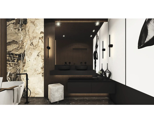 Modernes Badezimmer mit Badewanne, Waschtisch mit zwei Waschbecken und Marmorwand