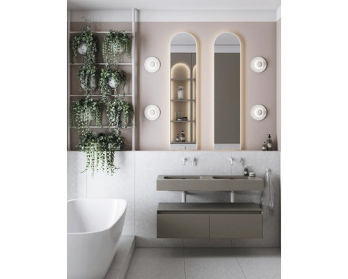 Badezimmer mit Doppelwaschtisch, beleuchteten Spiegeln und Pflanzenregal für ein helles und organisiertes Ambiente.