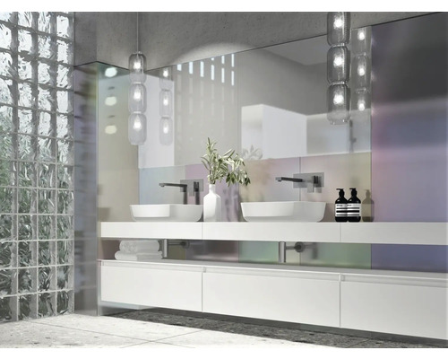 Helles Badezimmer mit Doppelwaschbecken, großem Spiegel und Glasbausteinwand