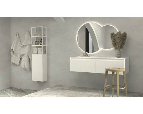 Badezimmer mit Waschtisch, Spiegel mit Beleuchtung, Hocker, Handtüchern und Regal