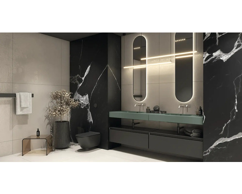 Modernes Badezimmer mit Waschtisch, Spiegeln und Toilette vor einer Marmorwand