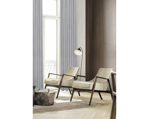 Wohnzimmer mit zwei Sesseln, Stehlampe und Vorhängen