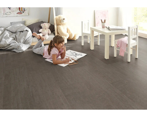 Kinderzimmer mit Mädchen auf Laminatboden beim Malen