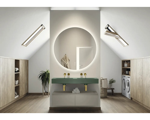 Helles Badezimmer im Dachgeschoss mit rundem Spiegel, Waschbecken und Dachfenstern