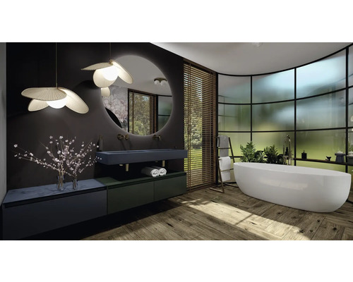 Helles Badezimmer mit freistehender Badewanne, Waschtisch und großem Spiegel