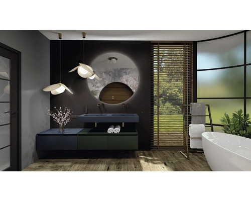 Modernes Badezimmer mit Waschtisch, Spiegel, Beleuchtung, Badewanne und Handtuchhalter vor einem Fenster.