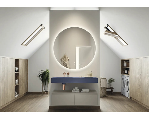 Helles Dachgeschoss Badezimmer mit runden Spiegel mit Beleuchtung, Waschtisch, Waschmaschine und Einbauschränken