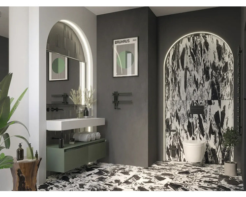 Modernes Badezimmer mit Waschtisch, Spiegel, Handtuchwärmer und Toilette in dunklen Farbtönen und Marmoroptik
