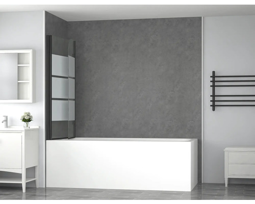 Badezimmeransicht mit Badewanne, Badewannenaufsatz, Waschtisch und Handtuchwärmer