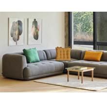 Wohnzimmer mit grauer Couch, Kissen und Couchtisch