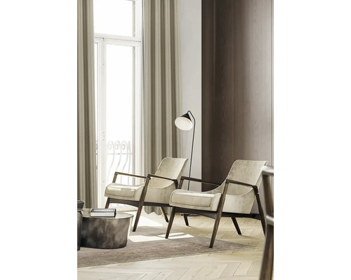 Wohnzimmer mit zwei Sesseln, Stehlampe und Vorhängen