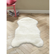 Weißer Teppich in Tierform auf Holzboden