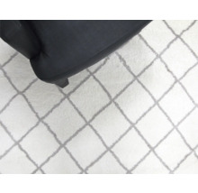 Teppich mit Rautenmuster und einem Sessel