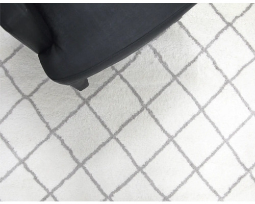 Teppich mit Rautenmuster und einem Sessel