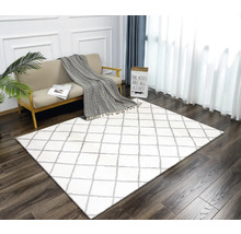 Wohnzimmer mit Sofa und Teppich mit geometrischem Muster