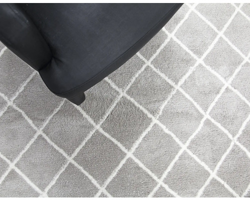 Teppich mit Rautenmuster neben einem Sessel