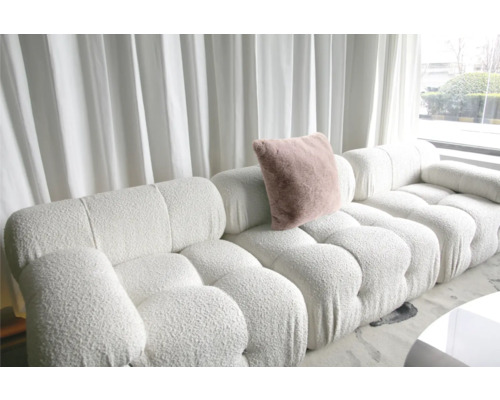 Weißes Modulsofa aus Bouclé mit Kissen