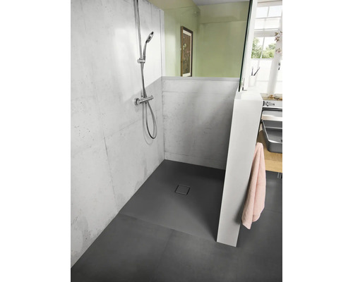 Badezimmer mit ebenerdiger Dusche, Duscharmatur und Duschrinne