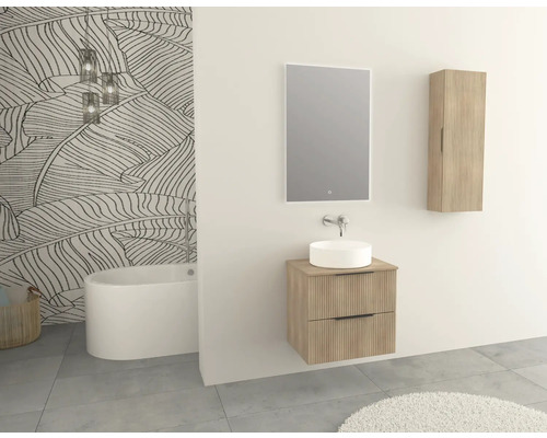 Badezimmer mit Badewanne, Waschtisch mit Spiegel und Hängeschrank