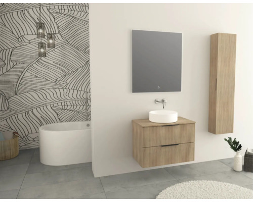 Badezimmer mit Waschtisch, Spiegel, Hochschrank und Badewanne vor Blattmuster Tapete