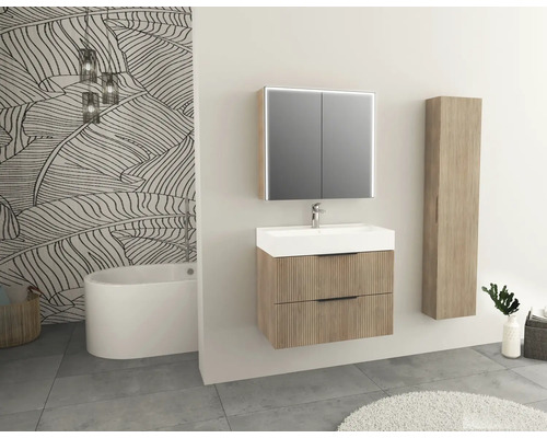 Modernes Badezimmer mit Waschtisch, Spiegelschrank mit Beleuchtung und Hochschrank