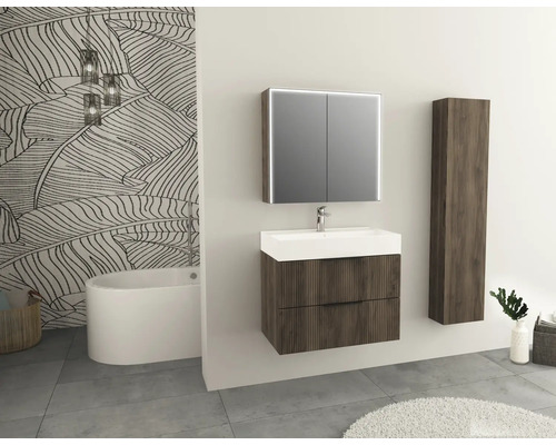 Badezimmer mit Waschtischunterschrank, Spiegelschrank, Hochschrank und Badewanne