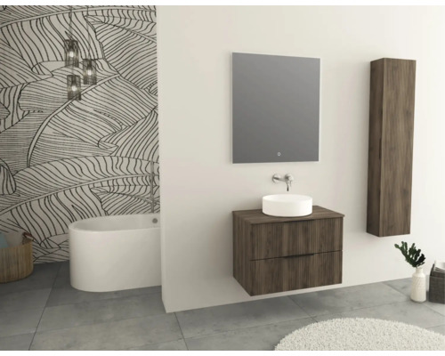 Modernes Badezimmer mit Badewanne, Waschtisch mit Spiegel, Hängeschrank und Pflanzen.