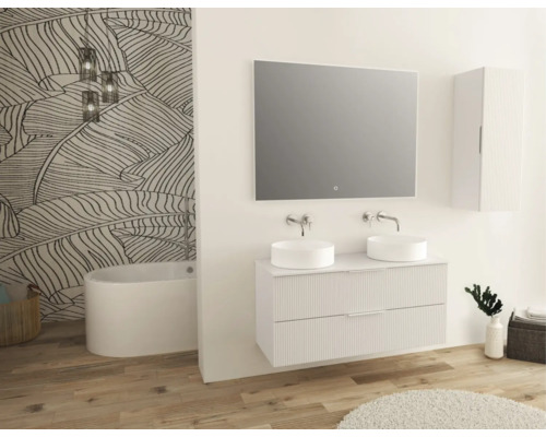 Helles Badezimmer mit Doppelwaschtisch, Spiegel, Hängeschrank, Badewanne und gemusterter Tapete