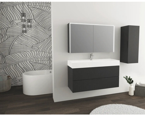 Modernes Badezimmer mit Waschtisch, Spiegel, Hängeschrank und Badewanne.