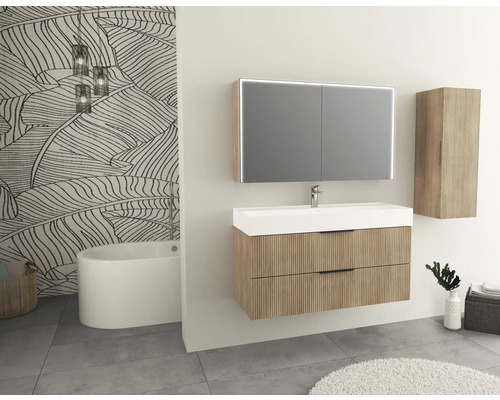 Badezimmer mit Waschtisch, Spiegel, Unterschrank und Hochschrank