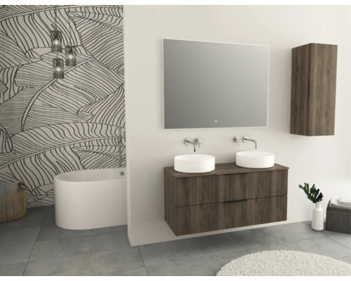 Modernes Badezimmer mit Waschtisch, Spiegel, Hängeschrank und freistehender Badewanne.