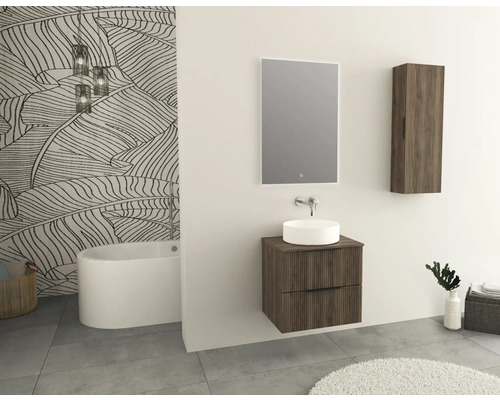 Badezimmer mit Waschtisch, Spiegel und Badewanne