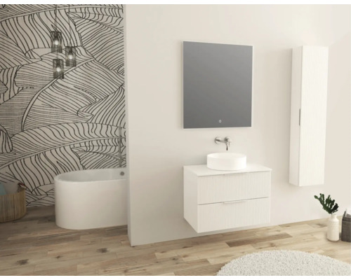 Modernes Badezimmer mit freistehender Badewanne, Waschtischunterschrank, Aufsatzwaschbecken, Spiegelschrank und Hochschrank