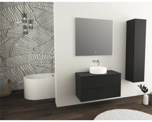 Badezimmer mit Badewanne, Waschtisch, Spiegel und Hochschrank
