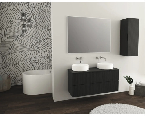 Modernes Badezimmer mit Doppelwaschtisch, Spiegel, Hängeschrank und Badewanne vor einer Wand mit Blättertapete.