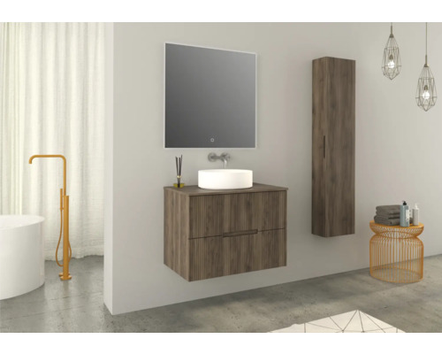 Modernes Badezimmer mit Waschtischunterschrank, Spiegel und Hochschrank