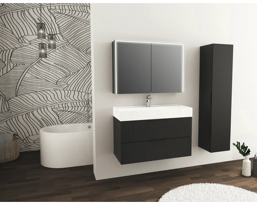 Badezimmer mit Waschtisch, Spiegelschrank, Hochschrank, Badewanne und Dekor