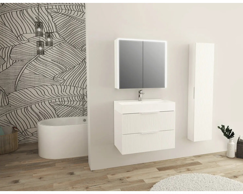 Badezimmer mit Waschbeckenunterschrank, Spiegelschrank, Hochschrank, Badewanne und gemusterter Tapete