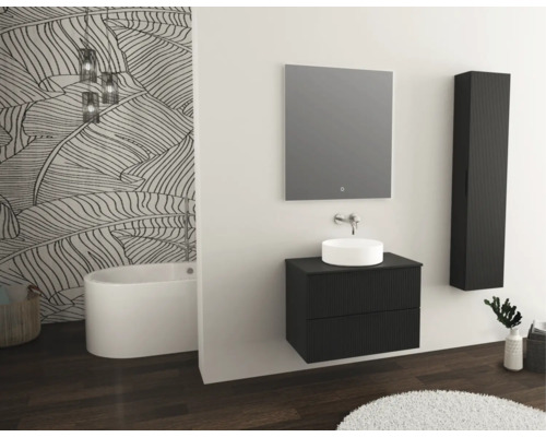 Modernes Badezimmer mit Waschbecken, Spiegel, Unterschrank und Hochschrank
