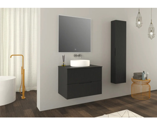 Modernes Badezimmer mit Waschtisch, Spiegel und Hochschrank